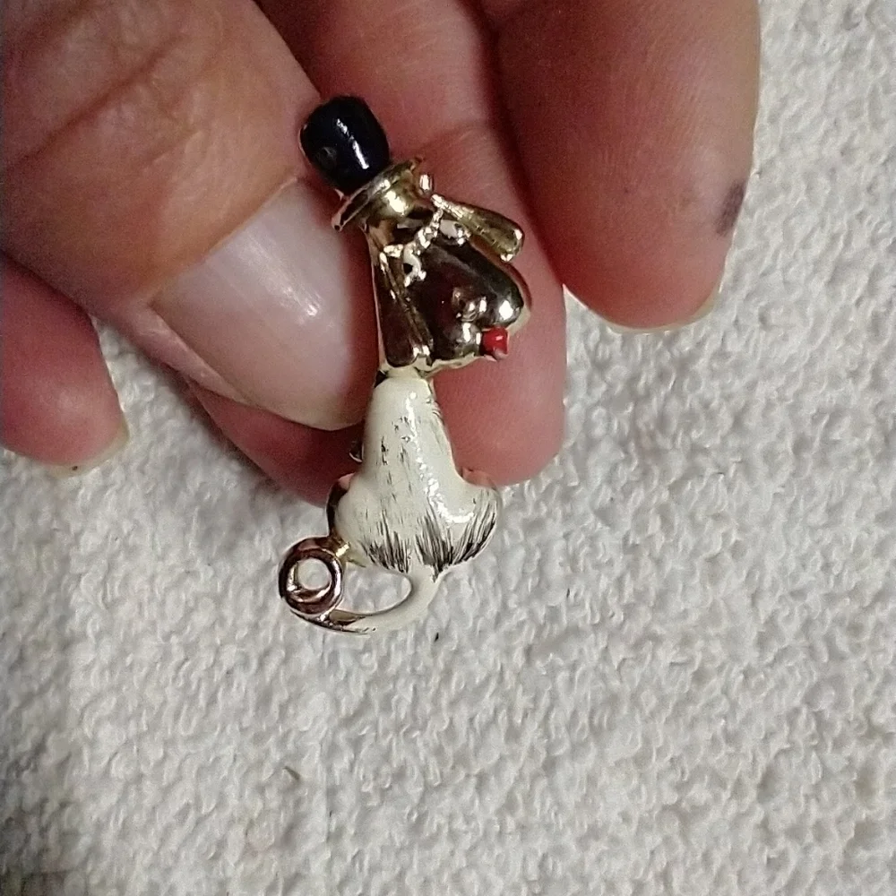 Goldtone white dog with black top hat pin 📌📍